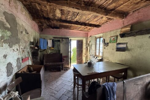 Rustico da Ristrutturare Dongo con Terreno