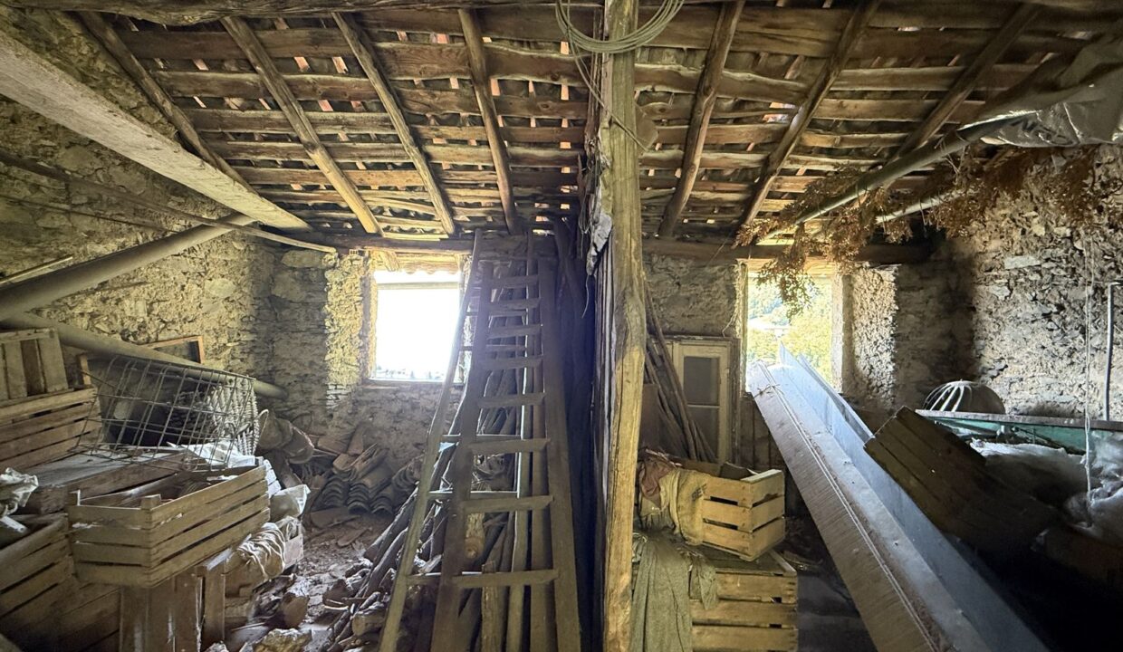 Rustico da Ristrutturare Dongo con Terreno
