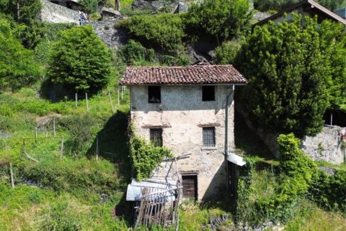 Rustico da Ristrutturare Dongo con Terreno