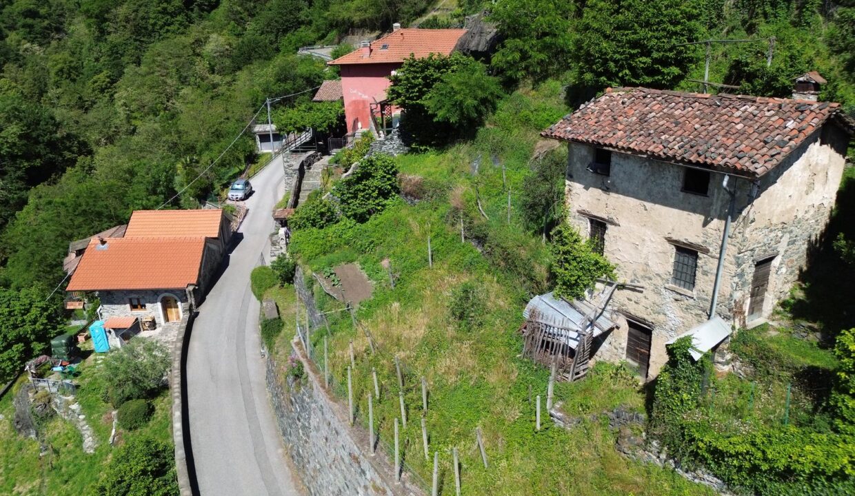 Rustico da Ristrutturare Dongo con Terreno