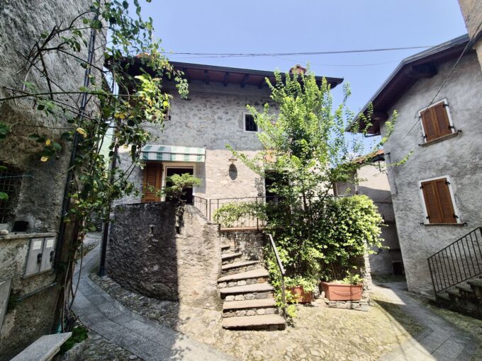Casa Indipendente Gera Lario con Balcone