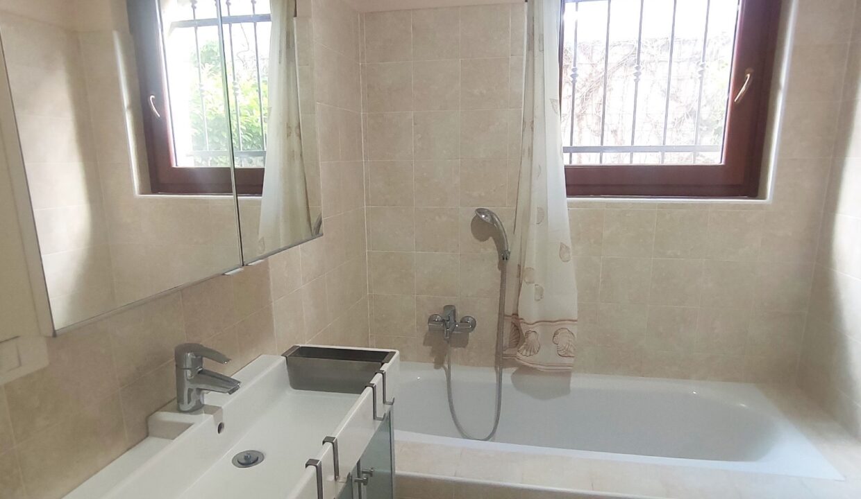 Mezzegra Appartamento con Giardino e Terrazzo 5