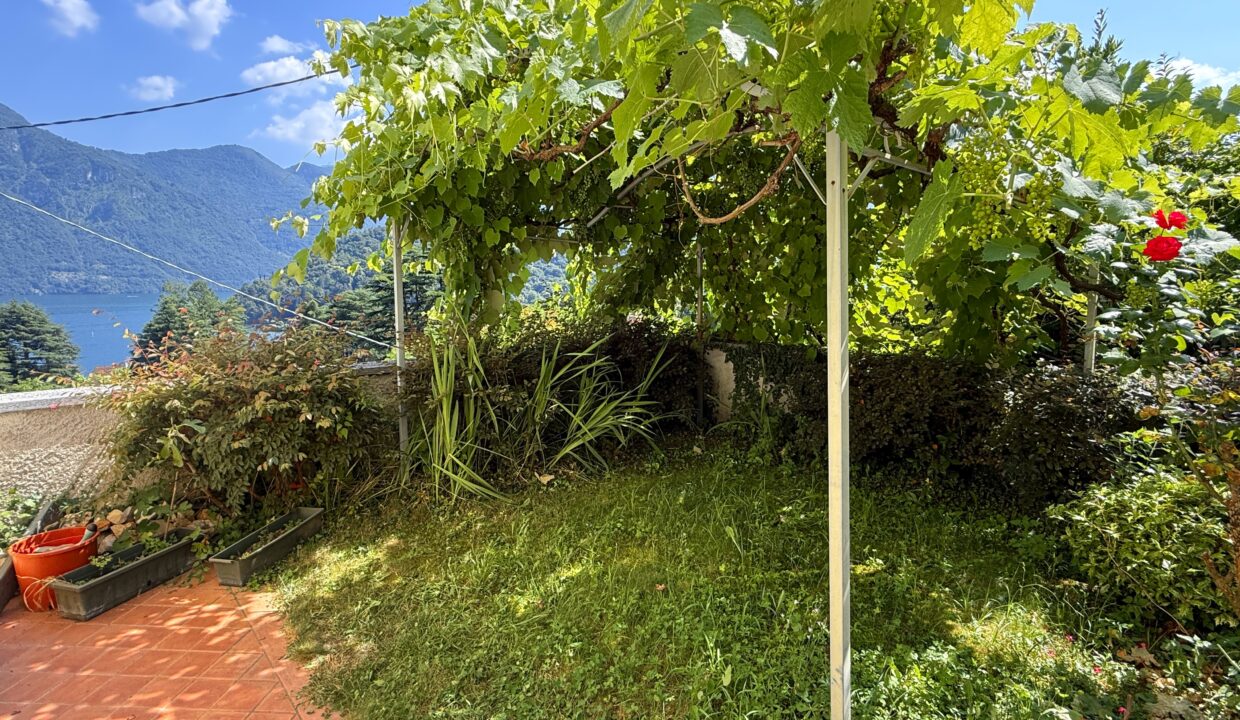 Mezzegra Appartamento con Giardino e Terrazzo 9