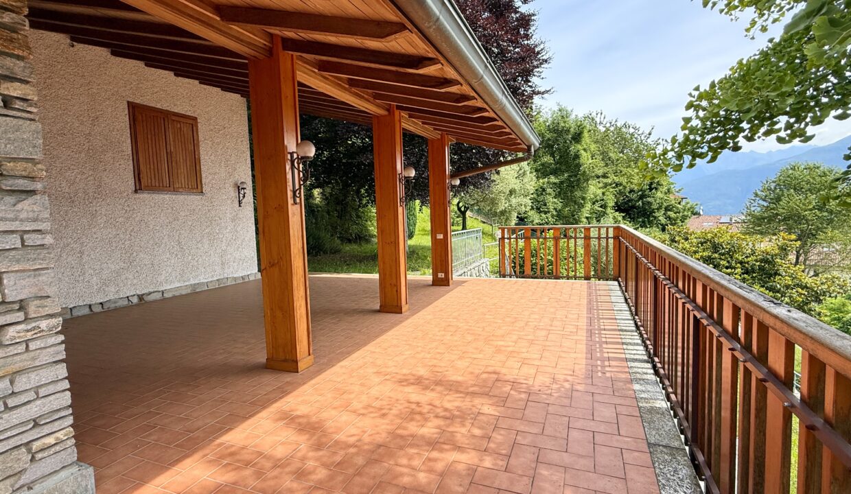 Plesio Casa con Giardino e Vista Lago16