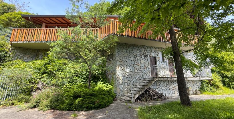Plesio Casa Indipendente con Giardino e Vista lago