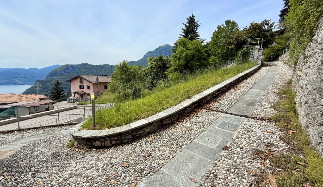 Plesio Casa con Giardino e Vista Lago4