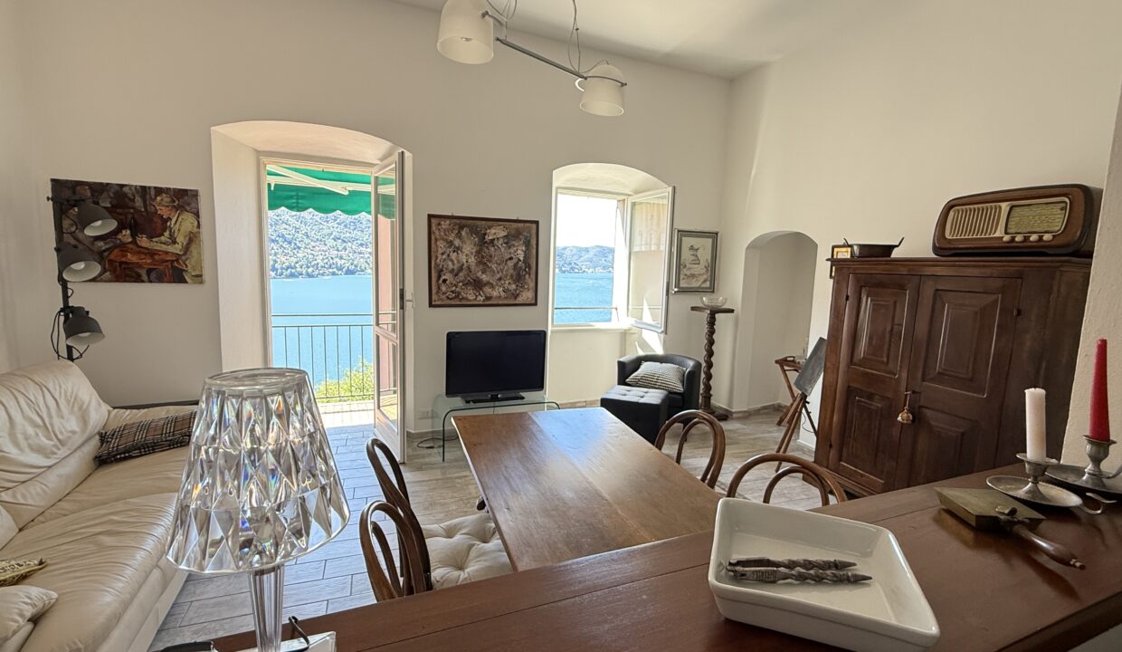 Moltrasio Appartamento con Terrazzo e Vista Lago15