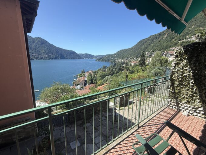 Moltrasio Appartamento con Terrazzo e Vista Lago balcone