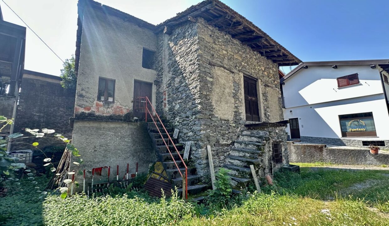 Rustico da Ristrutturare Lago Como Sorico con giardino