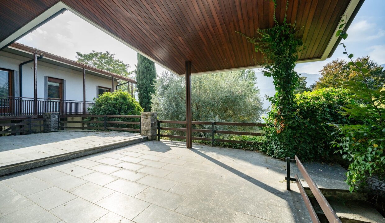 Villa Fronte Lago Como con Giardino Abbadia Lariana