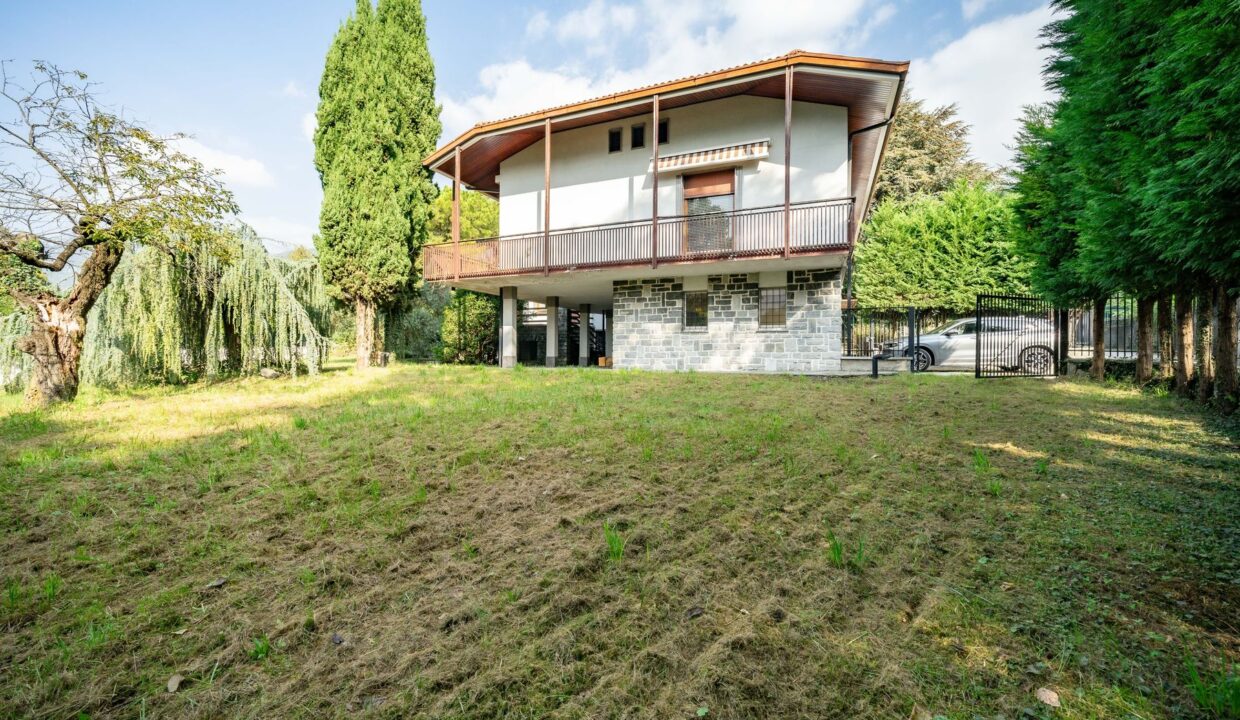 Villa Fronte Lago Como con Giardino Abbadia Lariana