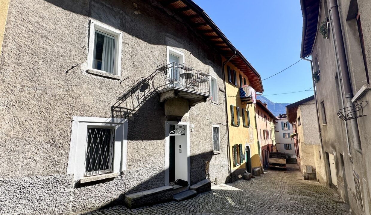 Casa Ristrutturata Dongo con Balconi