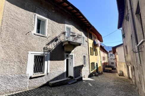 Casa Ristrutturata Dongo con Balconi