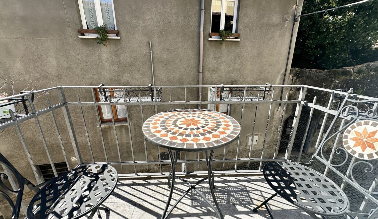 Casa Ristrutturata Dongo con Balconi