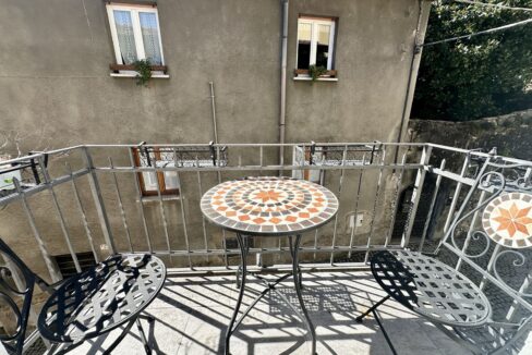 Casa Ristrutturata Dongo con Balconi