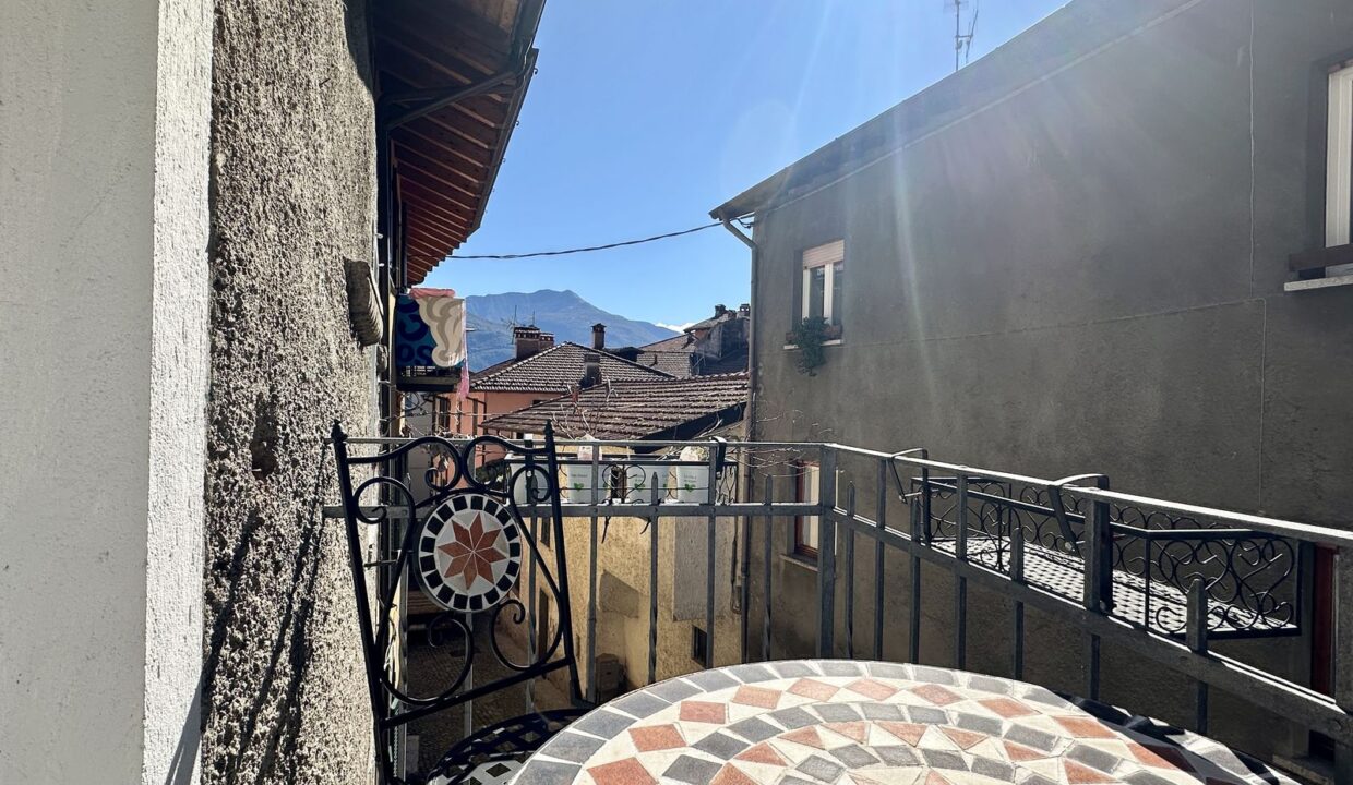 Casa Ristrutturata Dongo con Balconi