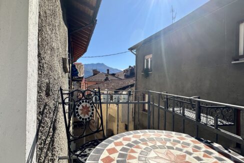 Casa Ristrutturata Dongo con Balconi