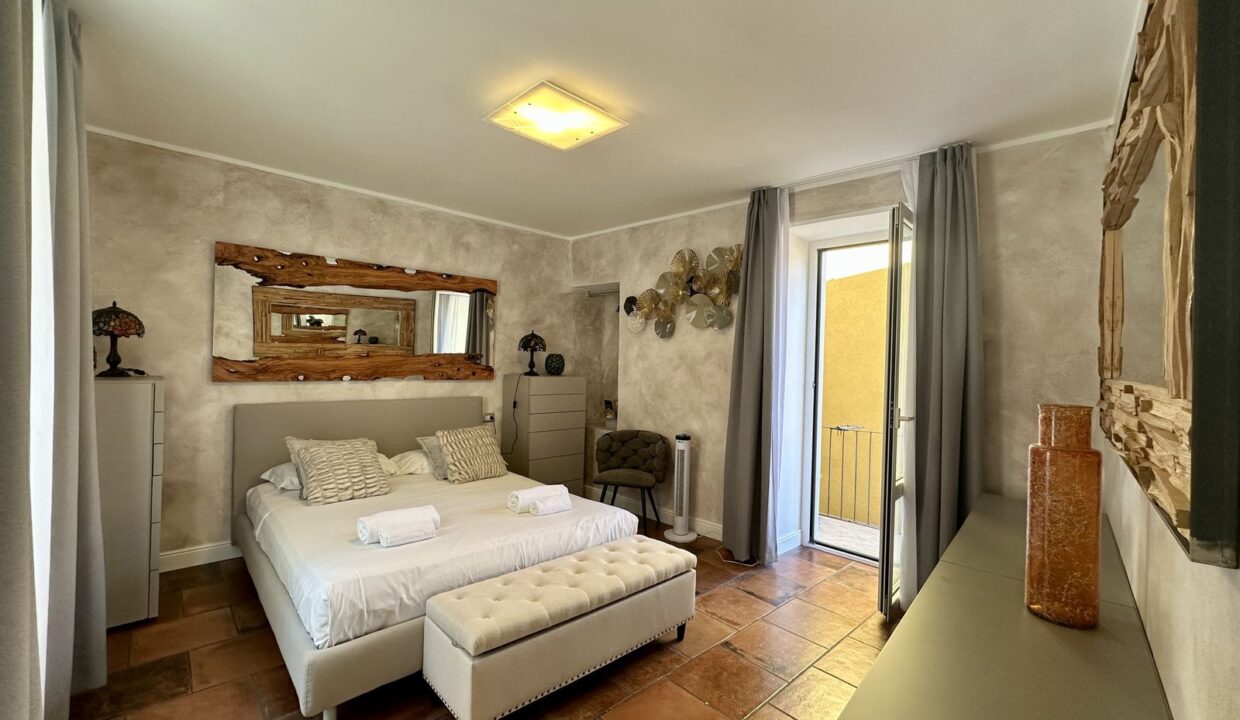 Casa Ristrutturata Dongo con Balconi