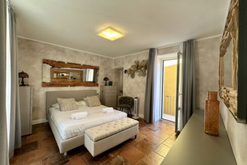 Casa Ristrutturata Dongo con Balconi