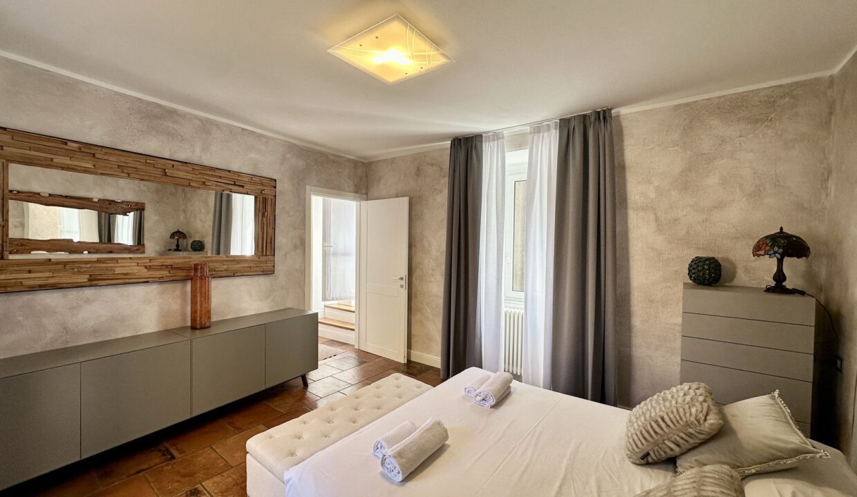 Casa Ristrutturata Dongo con Balconi