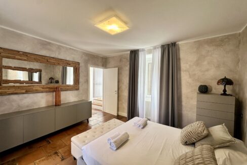 Casa Ristrutturata Dongo con Balconi