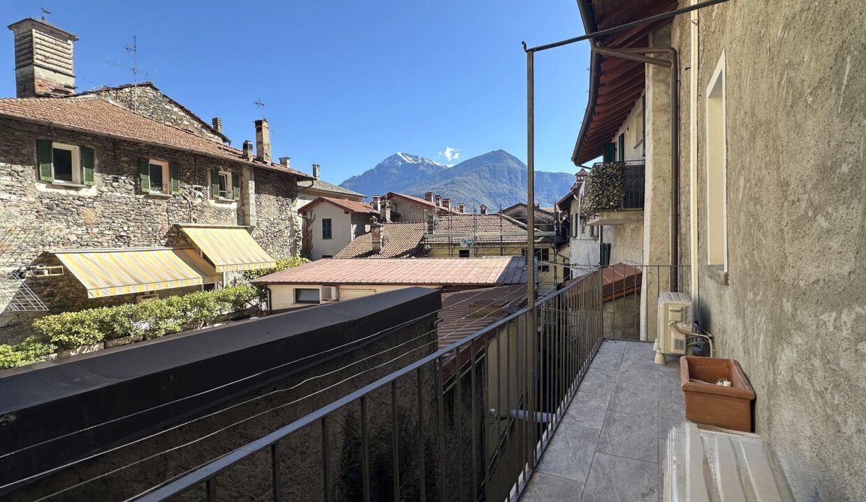 Casa Ristrutturata Dongo con Balconi