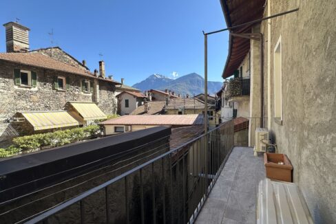 Casa Ristrutturata Dongo con Balconi