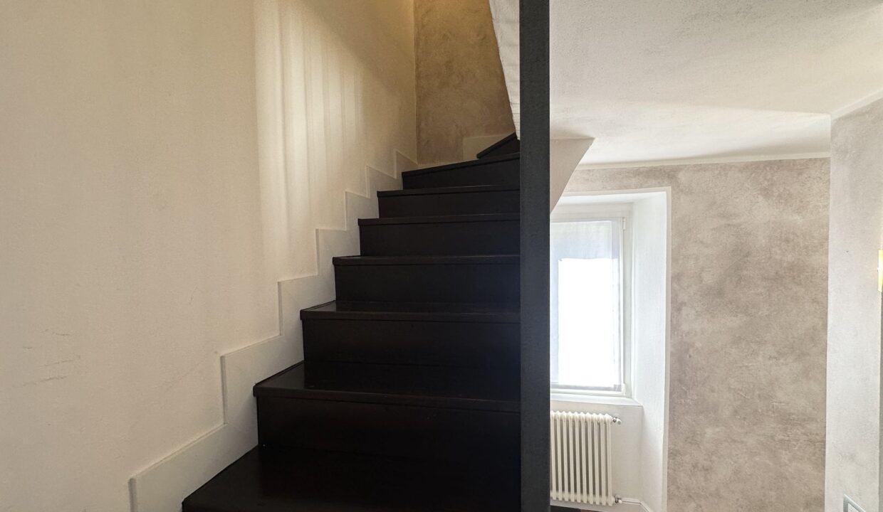 Casa Ristrutturata Dongo con Balconi