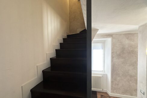 Casa Ristrutturata Dongo con Balconi