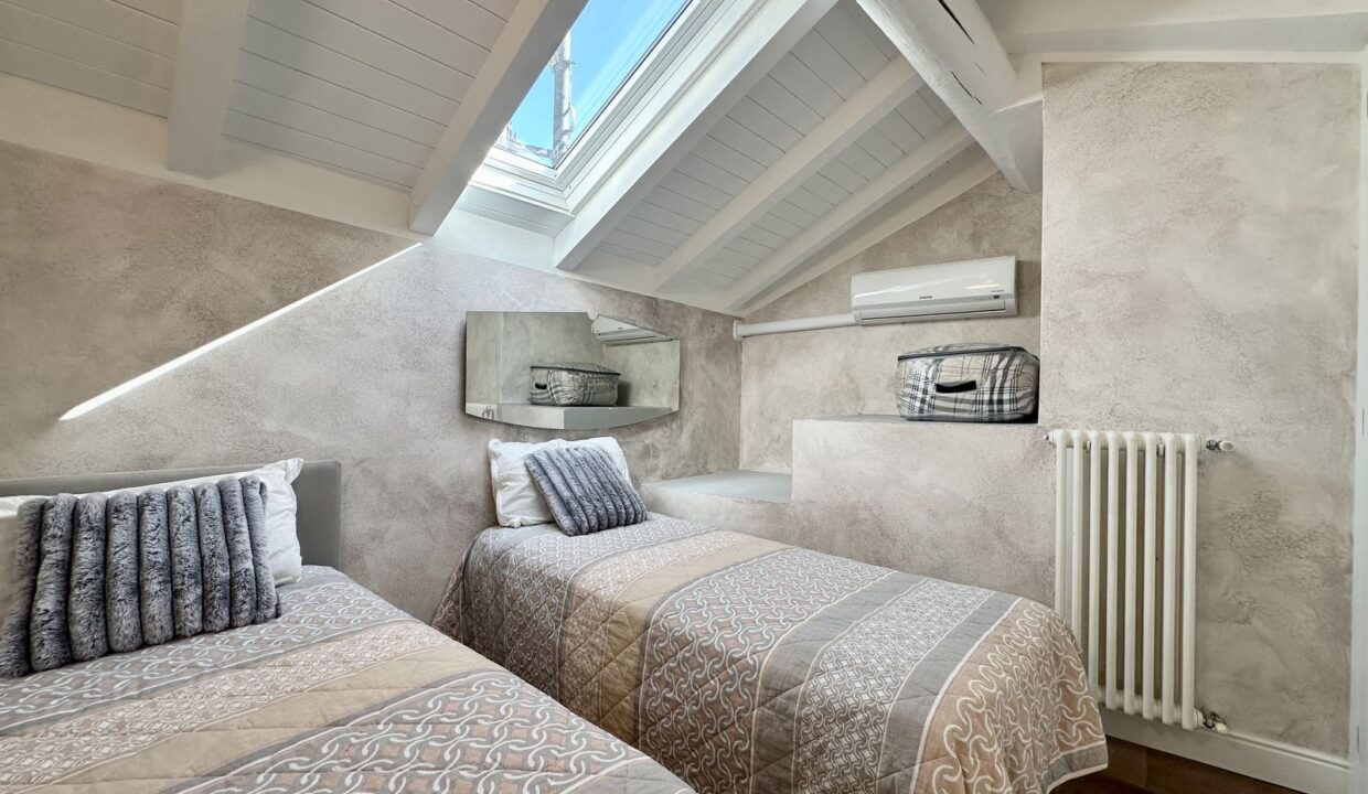 Casa Ristrutturata Dongo con Balconi