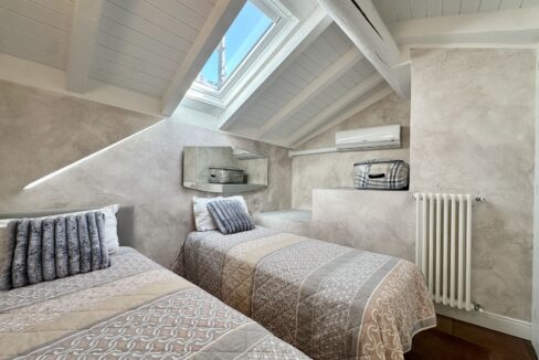 Casa Ristrutturata Dongo con Balconi