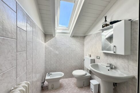 Casa Ristrutturata Dongo con Balconi