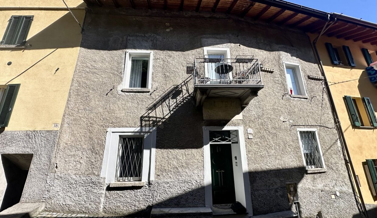 Casa Ristrutturata Dongo con Balconi