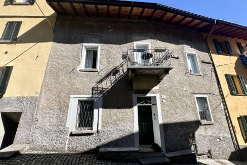 Casa Ristrutturata Dongo con Balconi