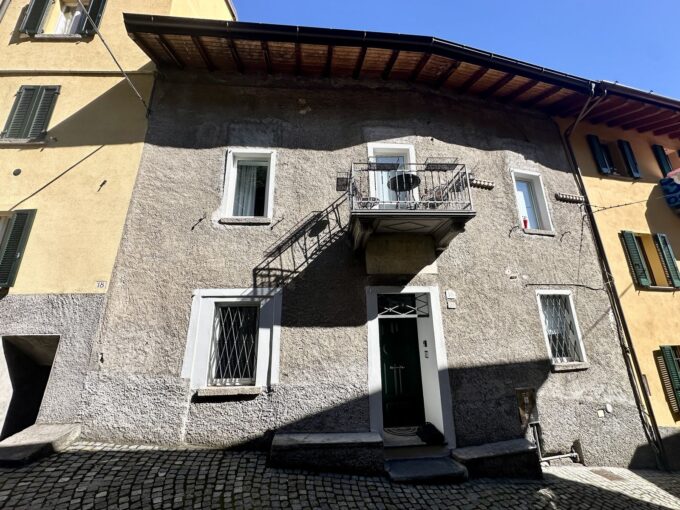 Casa Ristrutturata Dongo con Balconi