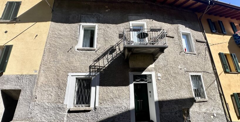 Casa Ristrutturata Dongo con Balconi