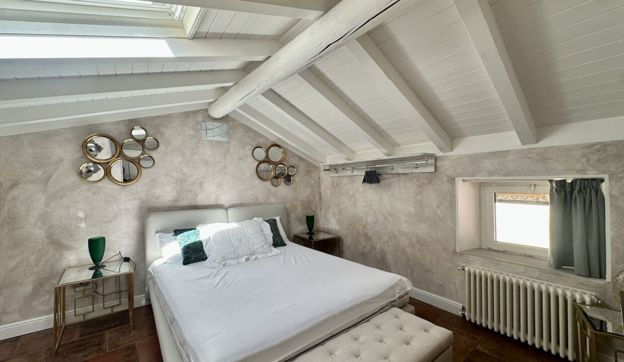 Casa Ristrutturata Dongo con Balconi