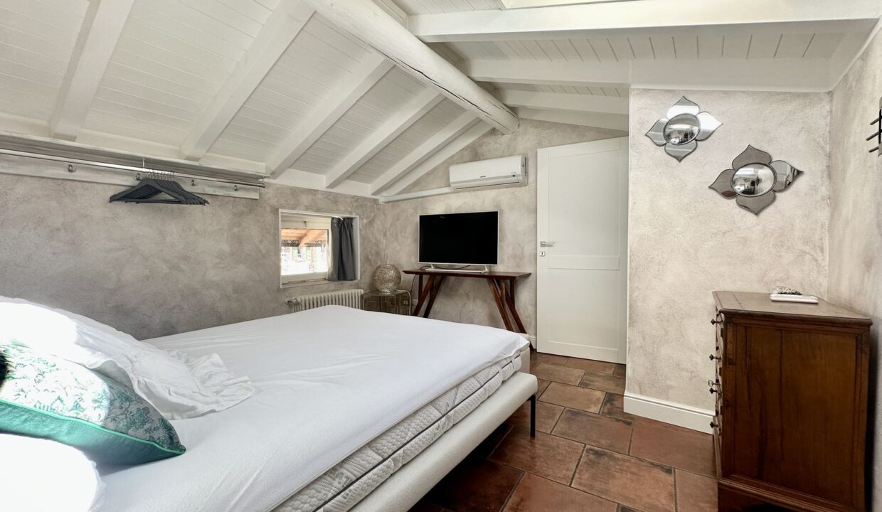 Casa Ristrutturata Dongo con Balconi