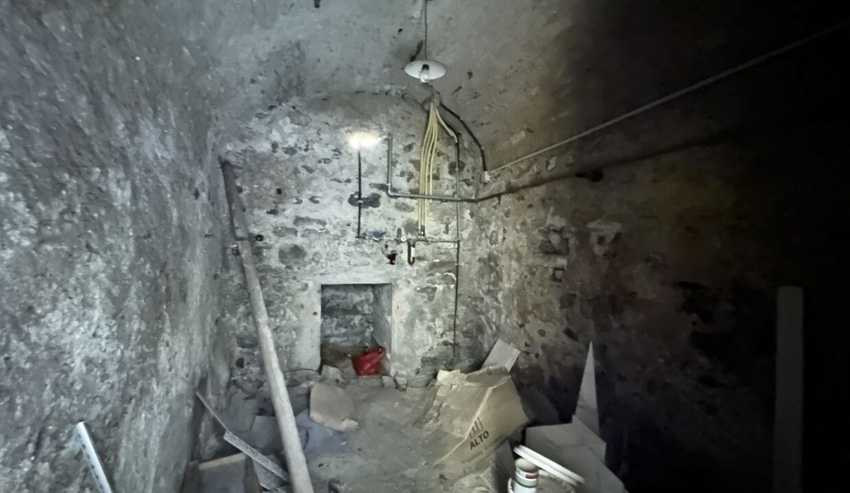 Casa Ristrutturata Dongo con Balconi