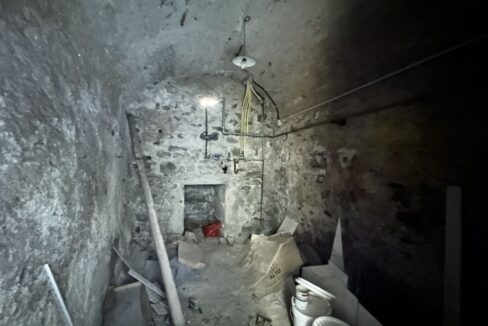 Casa Ristrutturata Dongo con Balconi