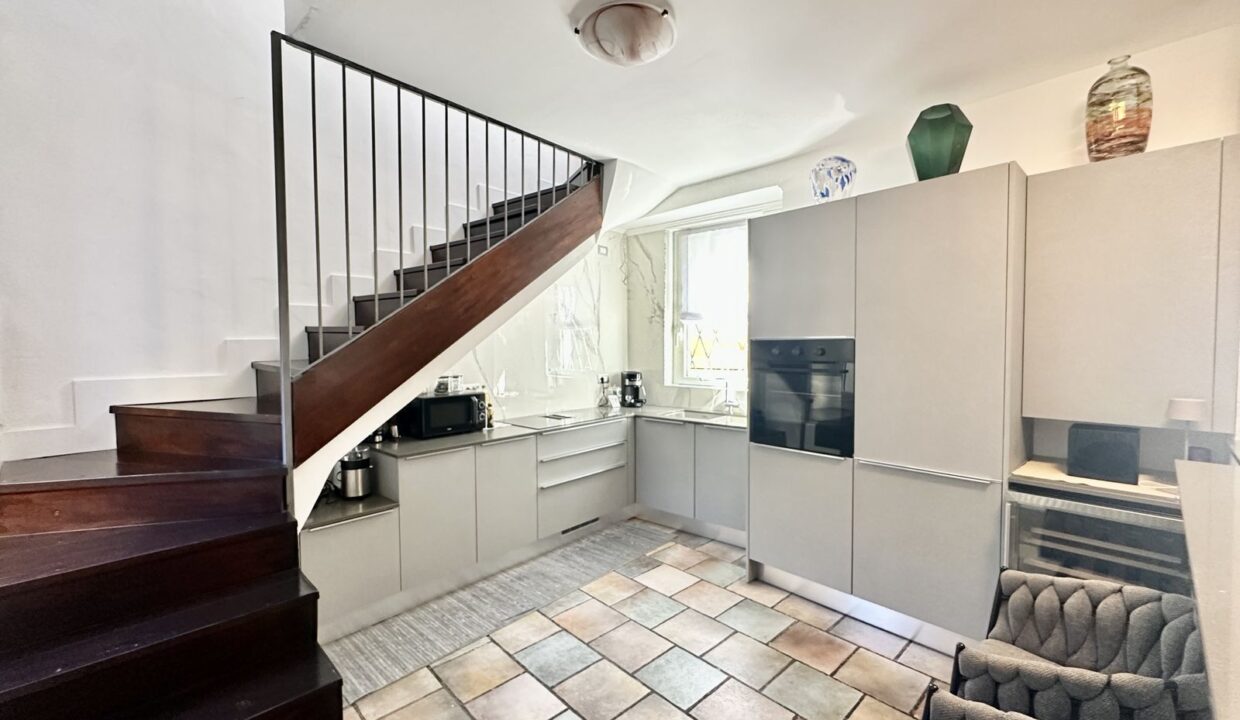 Casa Ristrutturata Dongo con Balconi