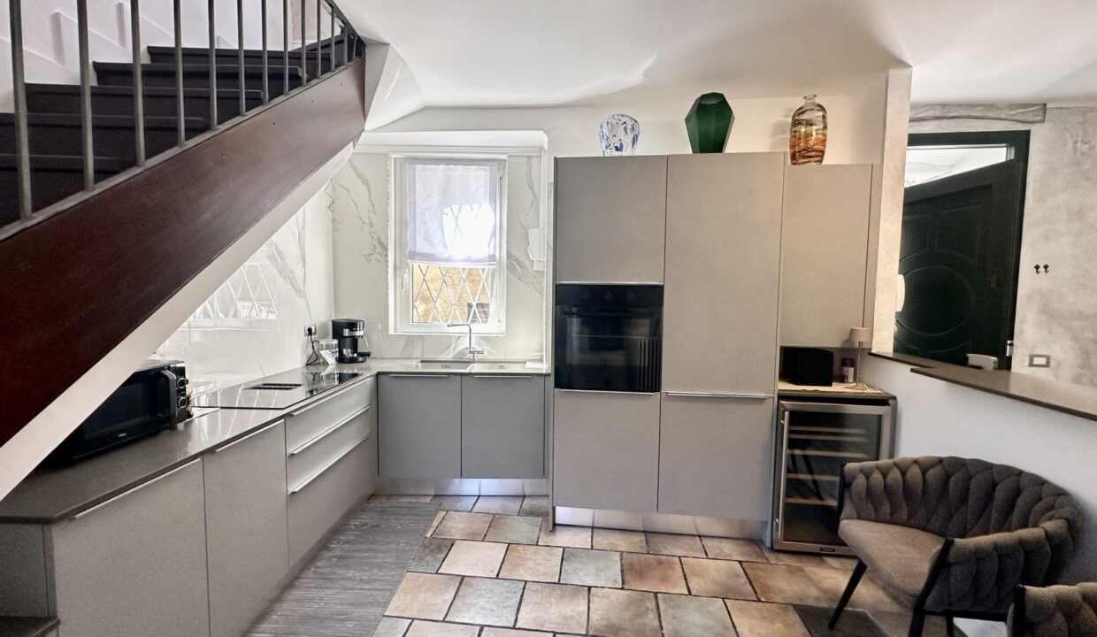 Casa Ristrutturata Dongo con Balconi