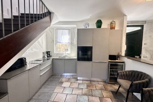 Casa Ristrutturata Dongo con Balconi