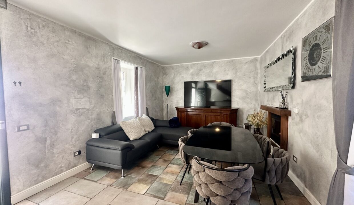 Casa Ristrutturata Dongo con Balconi