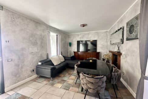 Casa Ristrutturata Dongo con Balconi