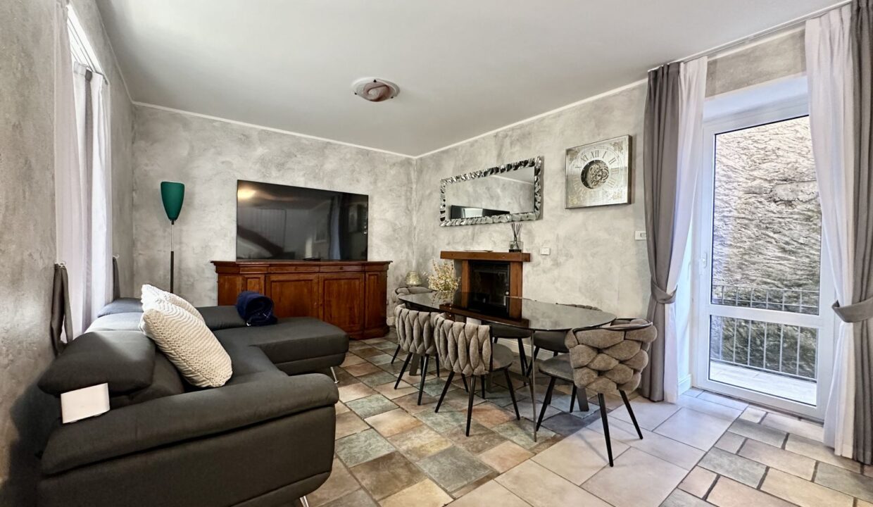 Casa Ristrutturata Dongo con Balconi