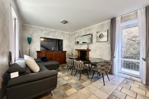 Casa Ristrutturata Dongo con Balconi