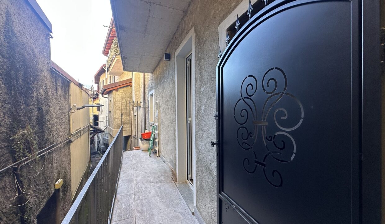 Casa Ristrutturata Dongo con Balconi