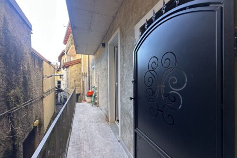 Casa Ristrutturata Dongo con Balconi