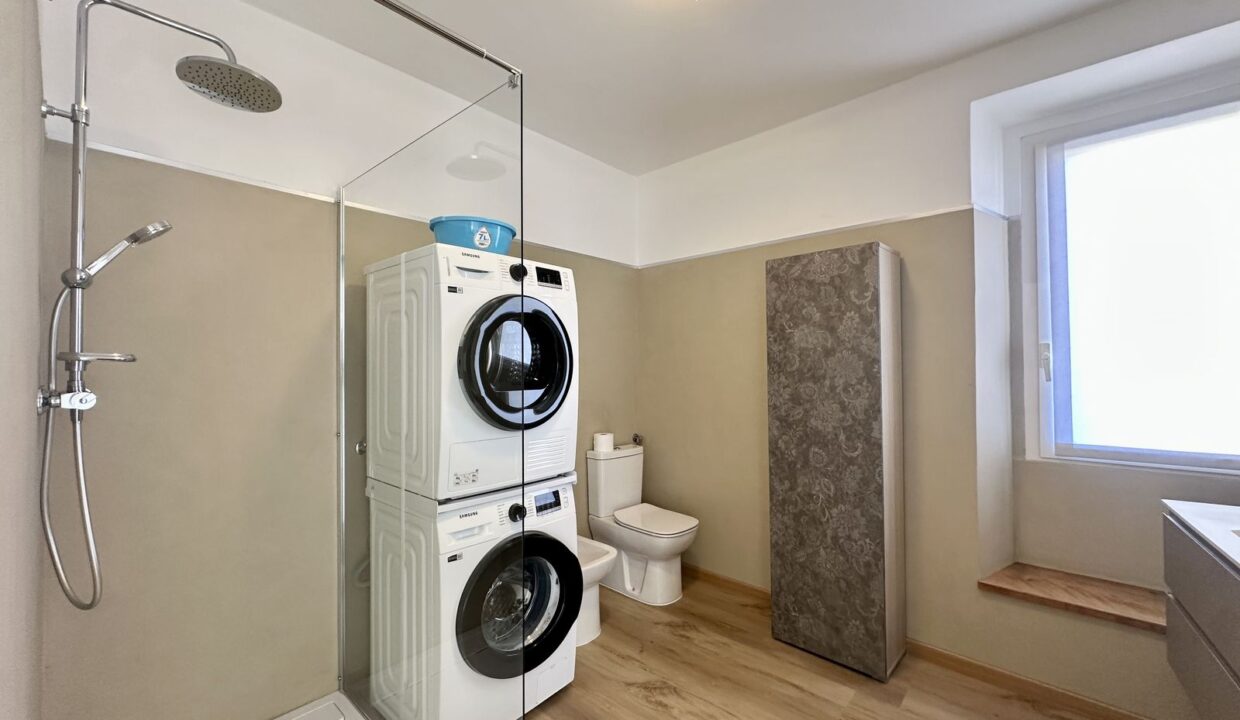 Casa Ristrutturata Dongo con Balconi